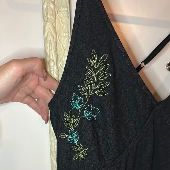 REITMANS | Linen Black Floral Embroidered Dress with Smocking - Picture 3 of 16